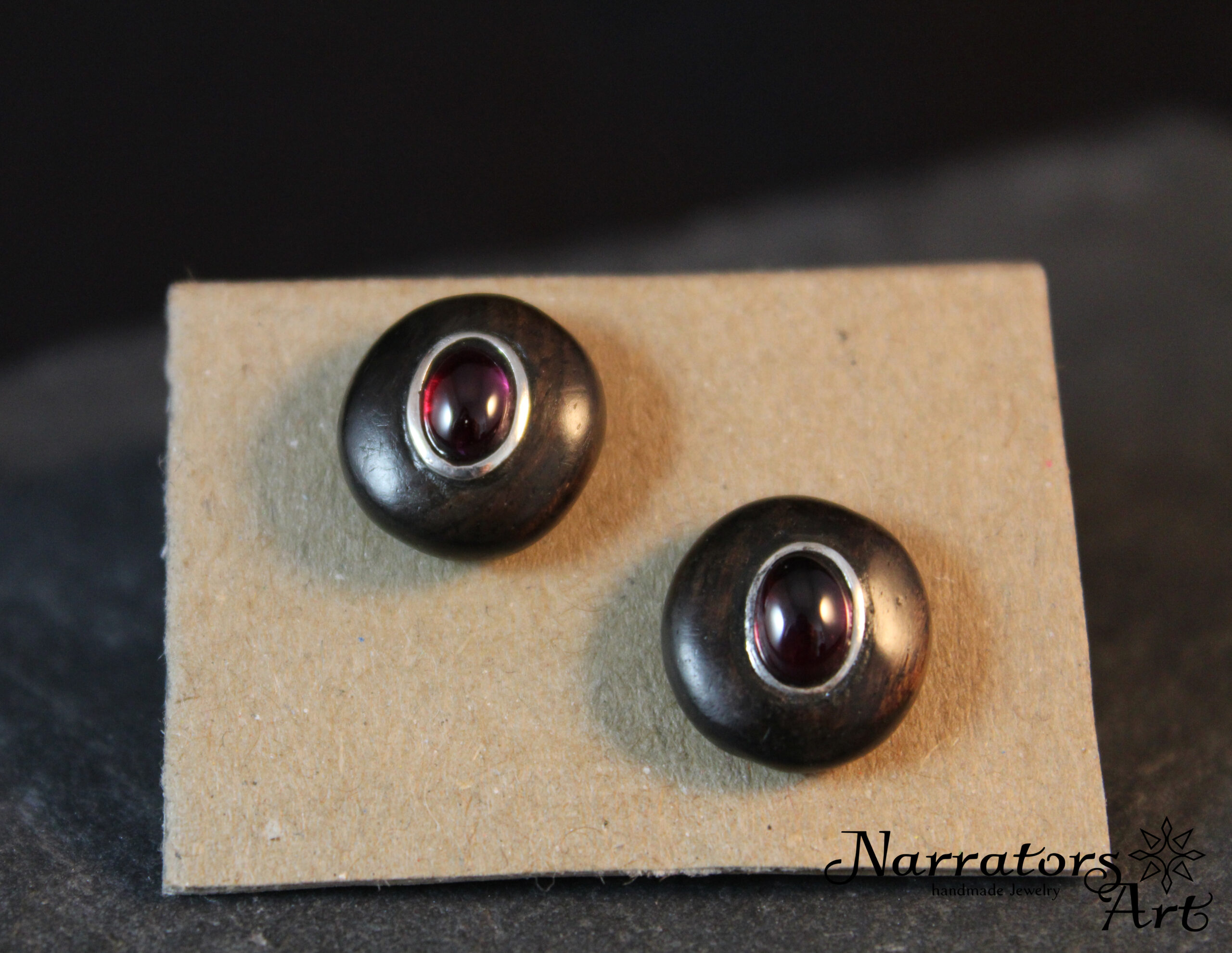 Ohrstecker Ebenholz Granat